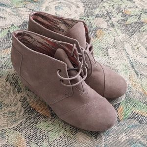 NWOT TOMS Taupe Desert Wedge Booties